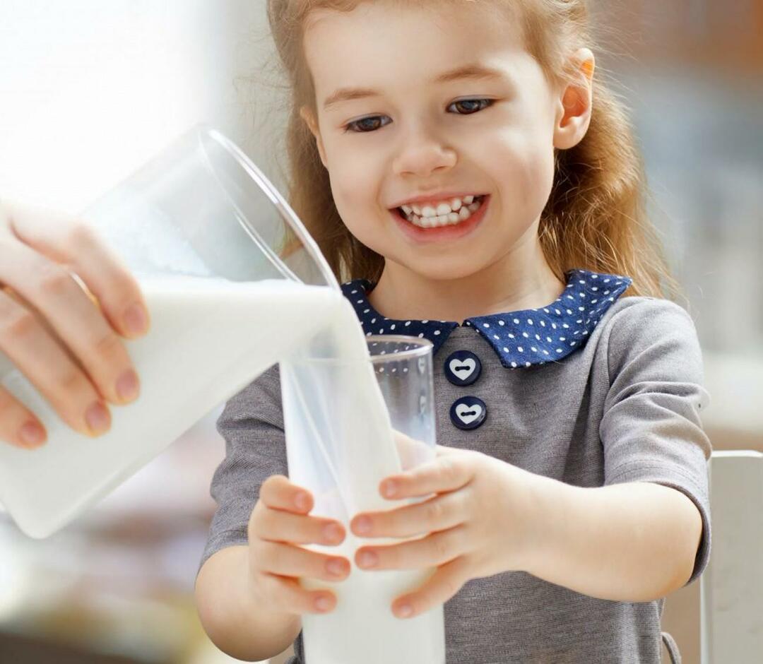 dítě pít mléko