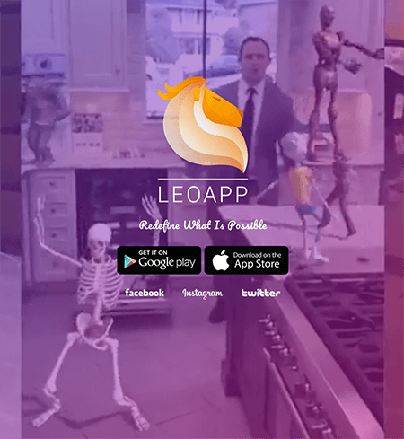 Toto je snímek obrazovky domovské stránky aplikace Leo AR. Pozadí má fialový odstín a ukazuje muže tančícího ve své kuchyni s animovanou kostrou, animovaným dítětem ve žlutém tričku a šortkách a animovaným androidem. Ve středu je název aplikace a tlačítka pro vyhledání aplikace na Google Play a App Store.