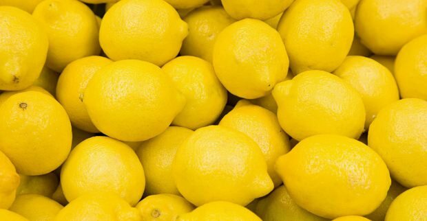 Čištění kůže citronem