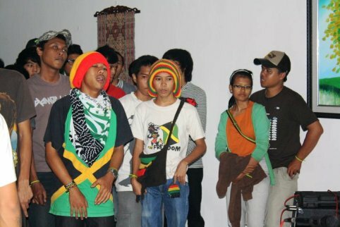 návštěvníci indonéské párty