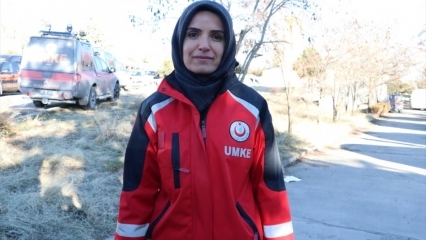 Kdo mluví Emine Kuştepe s Azize při zemětřesení?