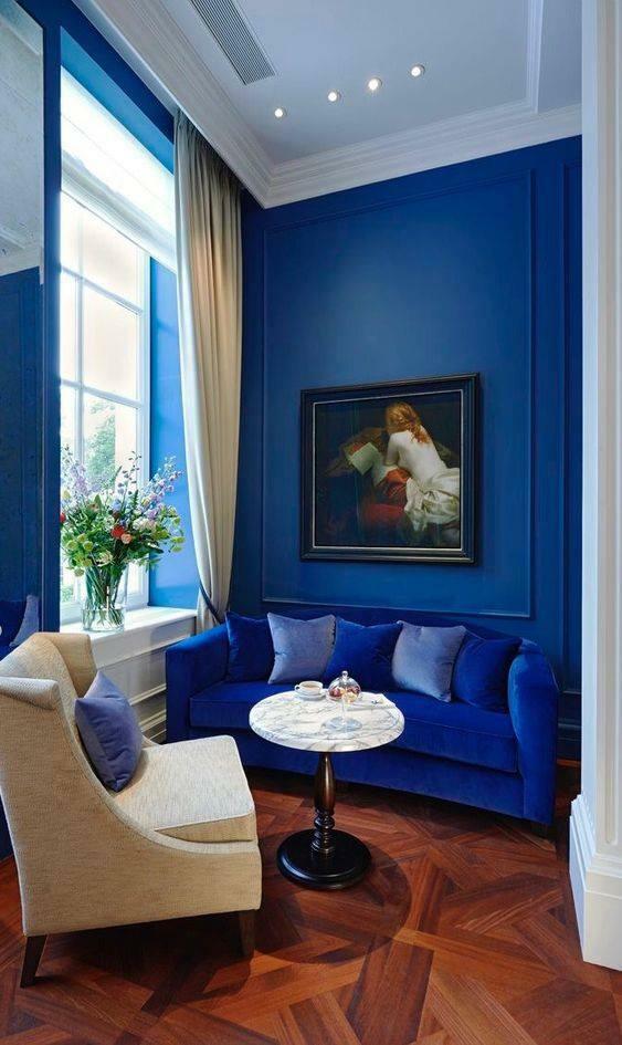 Dekorace obývacího pokoje v indigové barvě 