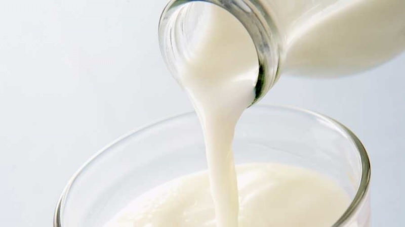 Co se dělá, aby se zabránilo jeho plnění při nalévání mléka? Technika odlévání mléka bez stříkajícího mléka na vás