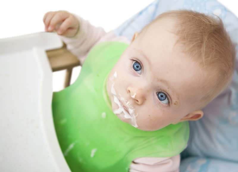 Co je zvracení uškrtením u kojenců?