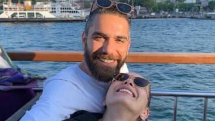 Kadir Doğulu a Neslihan Atagül jsou na Eminönü Ferry!
