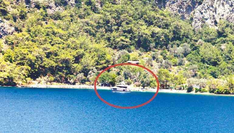 Şahan Gökbakar koupil dům v opuštěném zálivu! Vyrušili ho turistické lodě ...