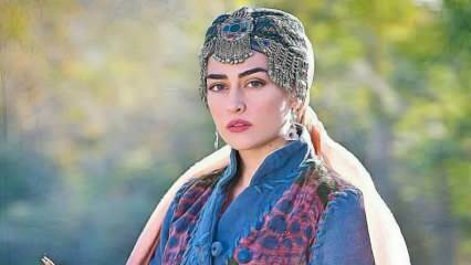 Esra Bilgiç, který hraje Halime Sultan, oblíbeného Dirilişa Ertuğrula, se stal tváří reklamy v Pákistánu