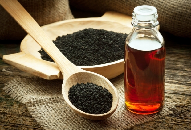 Černý olej ze semen snižuje škodlivé buňky na povrchu kůže. 