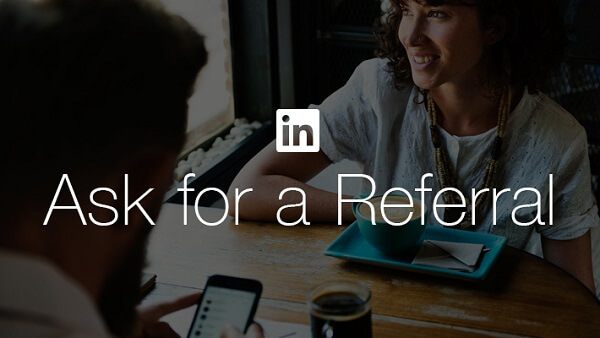  LinkedIn usnadňuje uchazečům o zaměstnání žádost o doporučení od přítele nebo kolegy pomocí nového tlačítka LinkedIn s žádostí o doporučení.