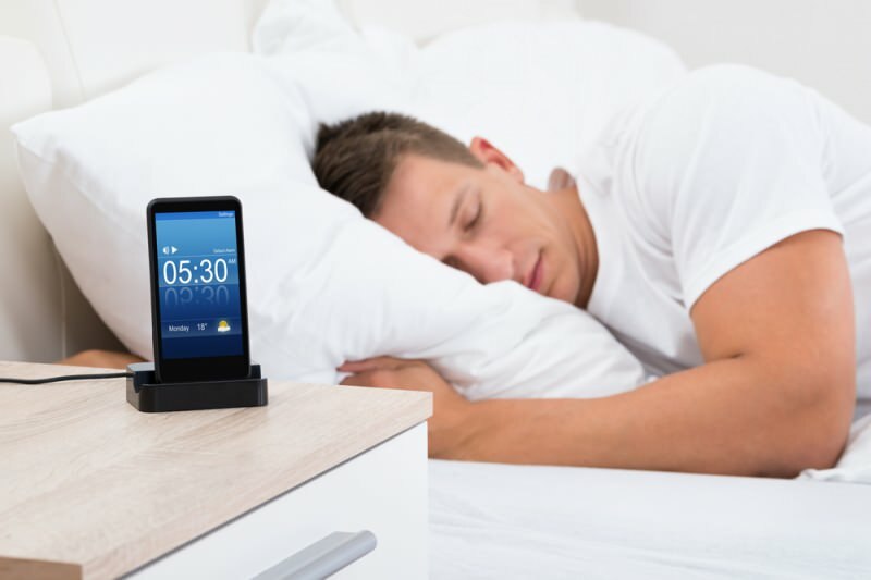 Spánek v blízkosti mobilního telefonu způsobuje vážné onemocnění