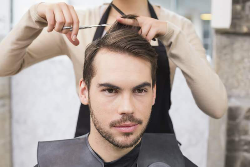 Jak se oholí nejjednodušší oholení vlasů? Nejjednodušší způsob, jak stříhat vlasy mužů doma