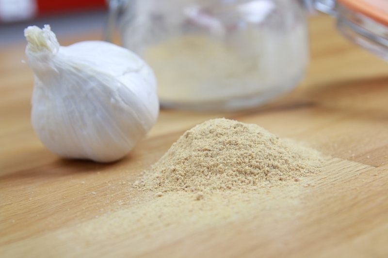 Co je česnekový prášek a jak se používá? Tipy pro domácí česnekový prášek