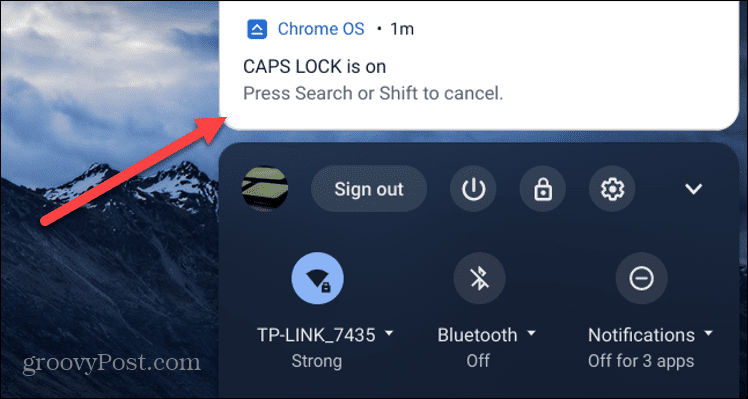 Chromebook s aktivovanou funkcí Caps Lock