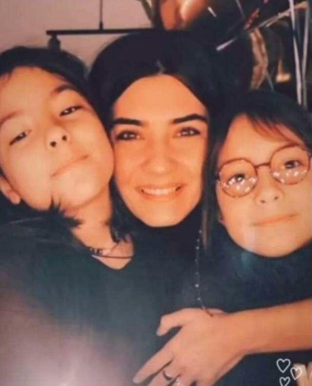 Tuba Büyüküstün sdílela snímek se svými dcerami
