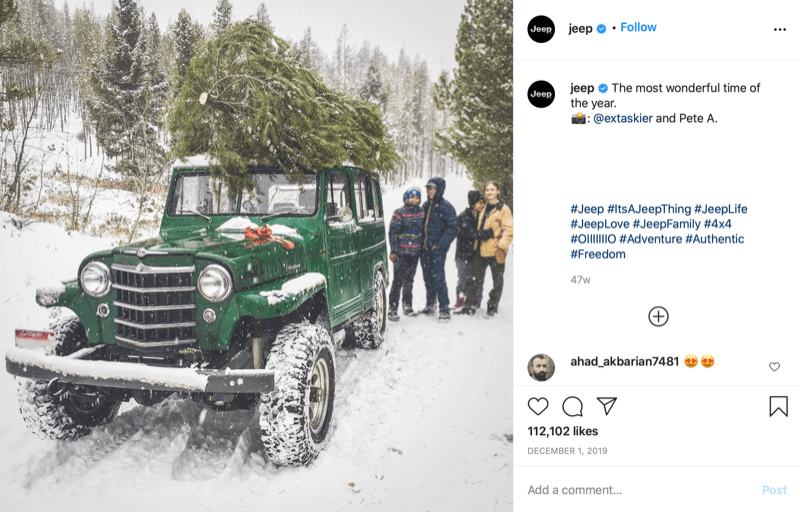 instagramový příspěvek od @jeep ukazující rodinu na konci lovu vánočních stromků se stromem na vrcholu džípu, hluboko ve sněhu a zemi stromu