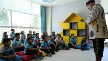 Meddah ukazuje dětem z městského úřadu Gaziantep