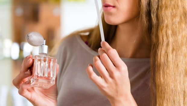 Jak rozumět falešným parfémům? Jaké jsou škody na falešných parfémech?