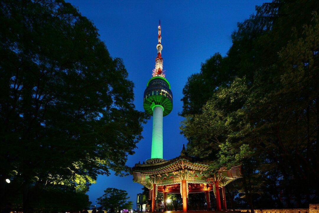 N Seoul Tower večerní pohled 