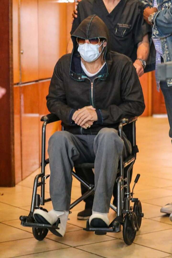 Brad Pitt opouští invalidní vozík 