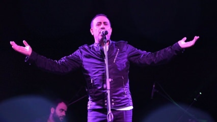 Haluk Levent je 100. místo v Izmiru. dal roční koncert