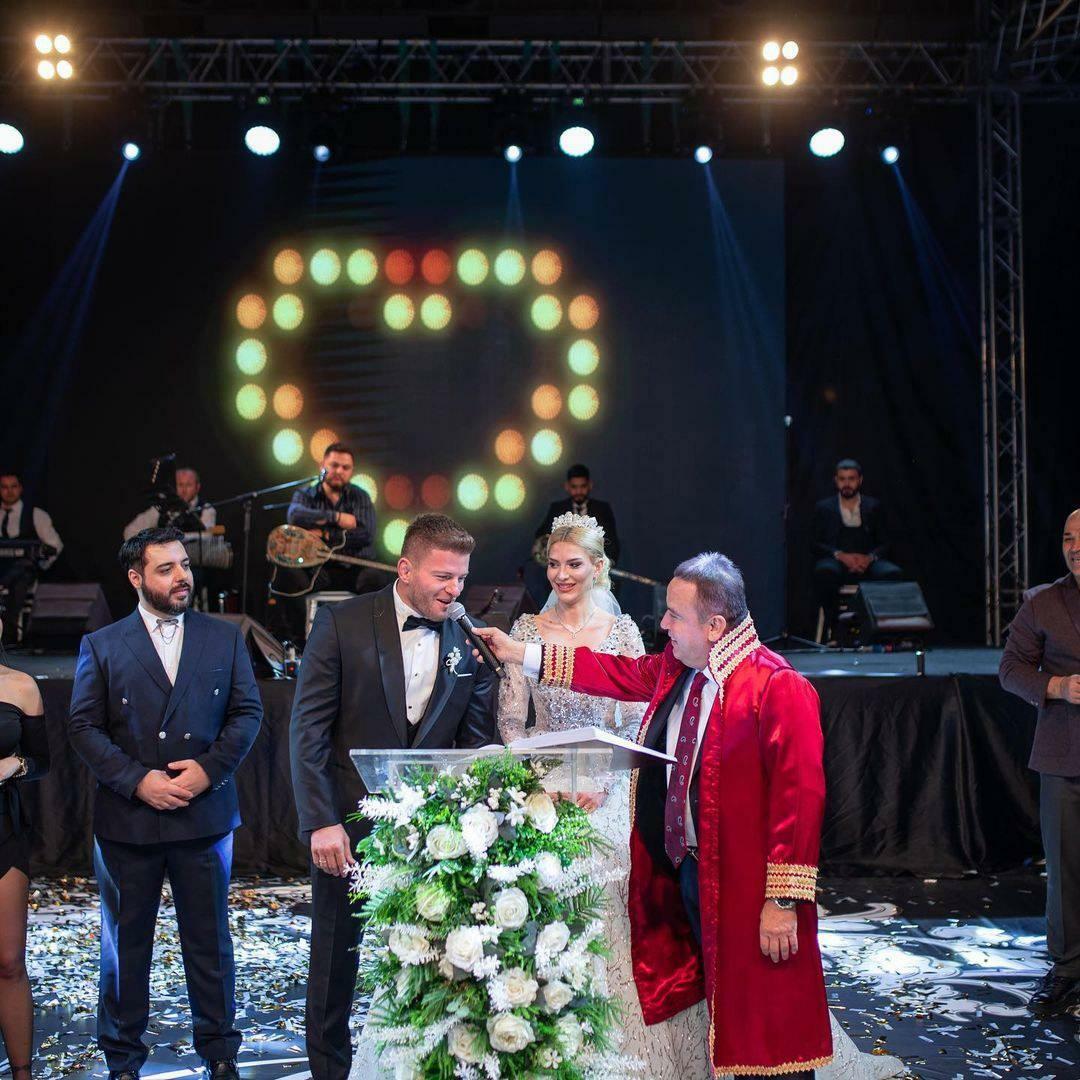 Svatbu slavného páru provedl starosta metropolitní obce Antalya.