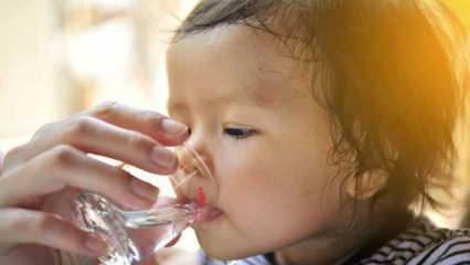 Jak by měla být kojencům podávána voda? Mohou děti do šesti měsíců dostávat vodu?