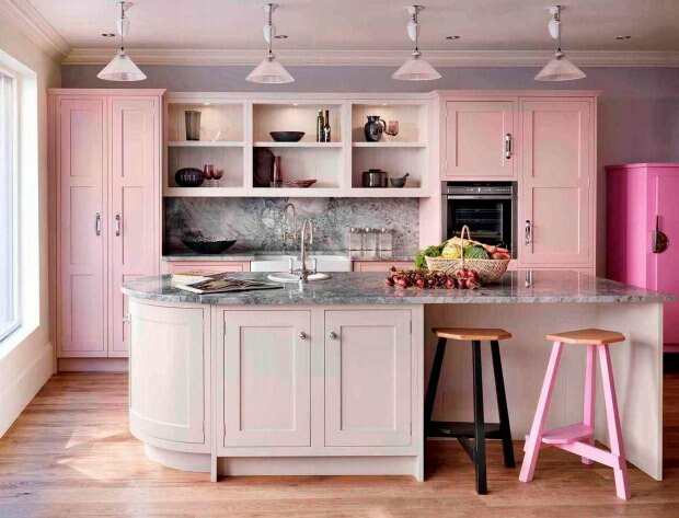 růžová kuchyňská dekorace