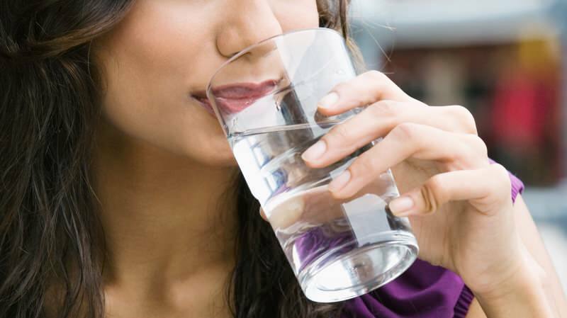 Je škodlivé pít vodu mezi jídly?