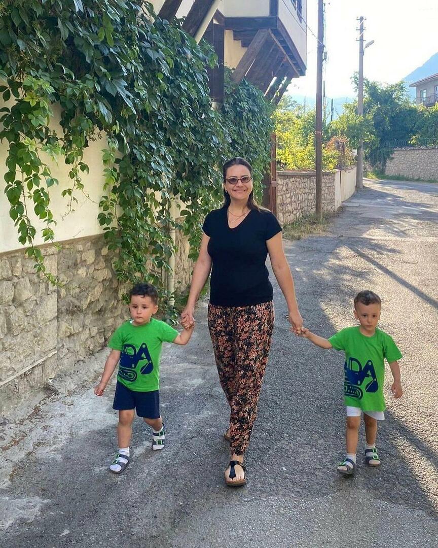 Ezgi Sertel na dovolené se svými syny