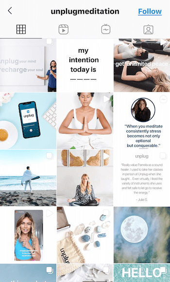 ukázkový snímek obrazovky instagramového kanálu @unplugmeditation zobrazující citace, produkty a lidi v různých pózách léků ve světle modré, opálené a bílé barvě na podporu relaxace a míru