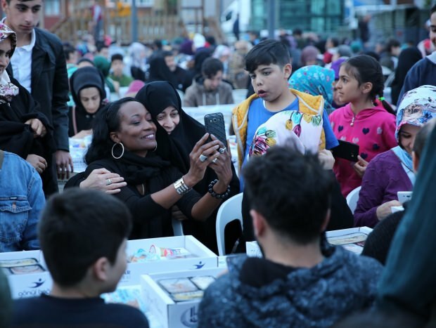 Muslimská zpěvačka Della Milesová z ní učinila iftar v Istanbulu