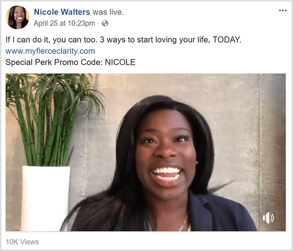 Nicole Walters sdílí živé video na Facebooku propagující její kurz Fierce Clarity. Objevuje se v obchodním oblečení před neutrální zdí a vysokou bambusovou rostlinou v bílém květináči.