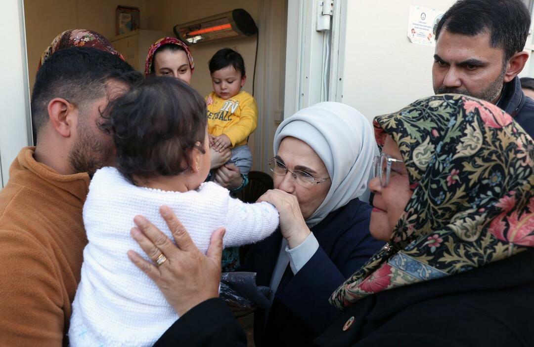 Emine Erdoğan navštívila rodiny obětí zemětřesení