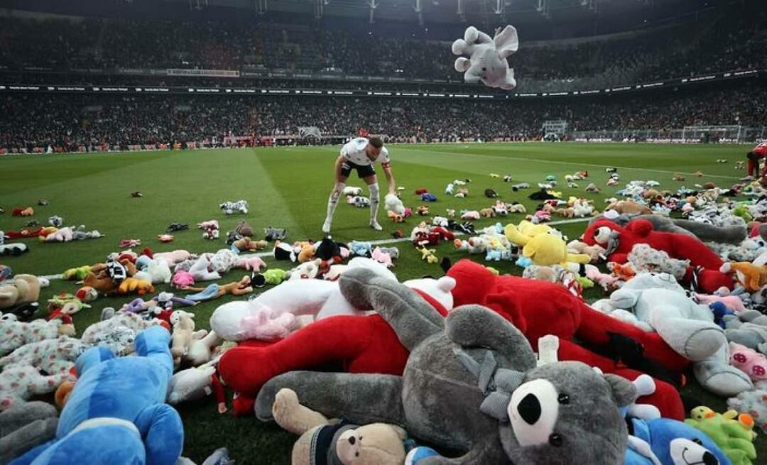 Smysluplný krok od fanoušků Beşiktaş! Na hřiště házeli hračky pro oběti zemětřesení