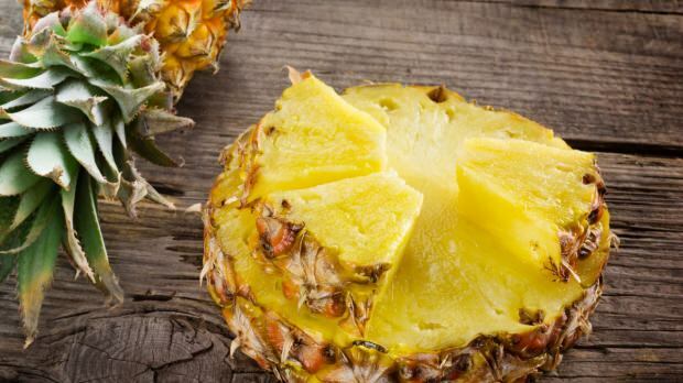 Jak je ananas řezán?