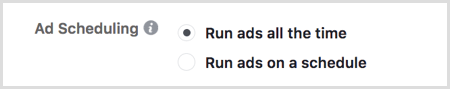 Když nastavujete kampaň na Facebooku, vyberte možnost Spustit reklamy podle plánu.