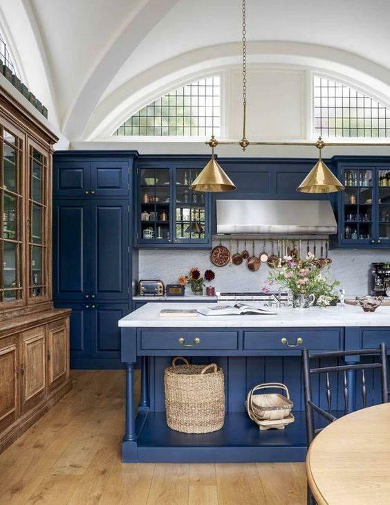Kuchyňská dekorace zařízená indigovou barvou 