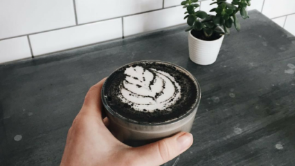 Jak vyrobit černou latte?