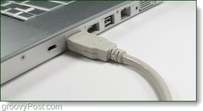 zapojte kabel USB z telefonu do portu počítače