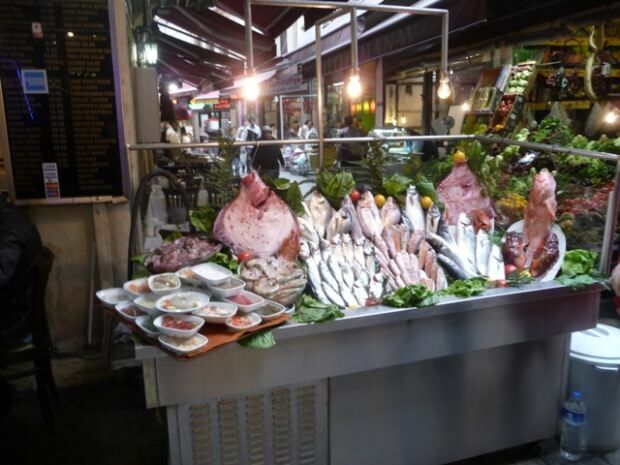 Prodejní místa čerstvých a úsporných ryb v Istanbulu