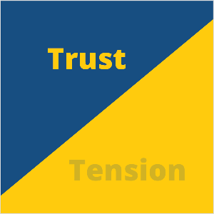 Toto je čtvercová ilustrace pozorování Setha Godina, že některé společnosti se snaží eliminovat napětí ve svém marketingu. Čtverec je modrý trojúhelník vlevo nahoře a žlutý trojúhelník vpravo dole. V modrém trojúhelníku, žlutý text říká Důvěra. Ve žlutém trojúhelníku modrý text říká Tension, ale je téměř průhledný a bledne do žlutého pozadí.