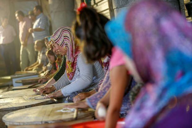 70 žen z Antalye připravuje palačinky prodejem palačinek