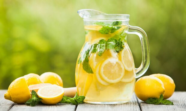 Jak vyrobit limonádu doma? 3 litrová limonádová receptura z 1 citronu
