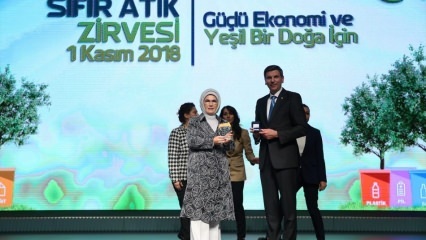 První dáma Erdoğan: Popelářský vůz nevstoupí do Kulliye