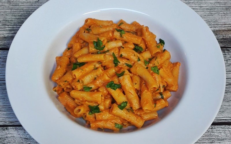 Jak se vyrábějí těstoviny Gigi Hadid? Recept na rajčatové těstoviny Gigi Hadid