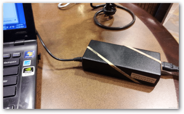 Chraňte napájecí zdroj notebooku před posunutím mimo kancelář s gumičkou