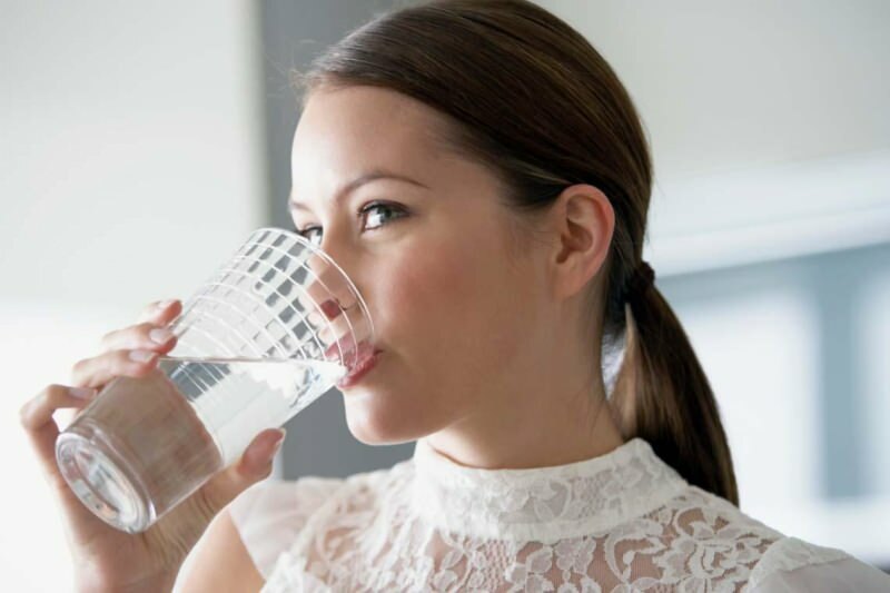 spotřeba vody umožňuje virům v těle odstranit z těla v krátkém čase