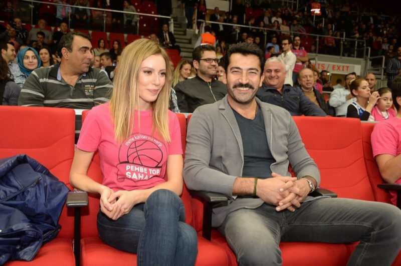 z růžového koše, kterého se zúčastnili Sinem Kobal a jeho manželka Kenan Imirzalıoğlu 