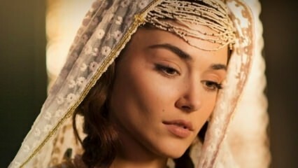Úžasné záběry z Hande Erçel, jednoho z herců filmu „Mevlana“ na Mest-i Aşk!