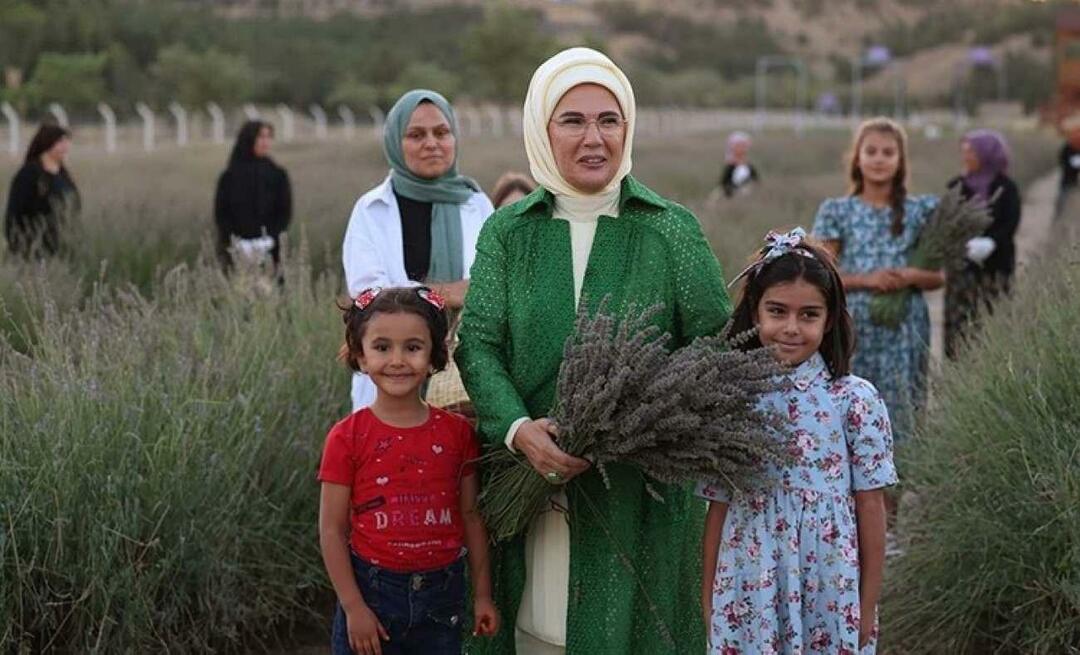 První dáma Erdoğan navštívila Ekologickou vesnici a sklidila levanduli v Ankaře